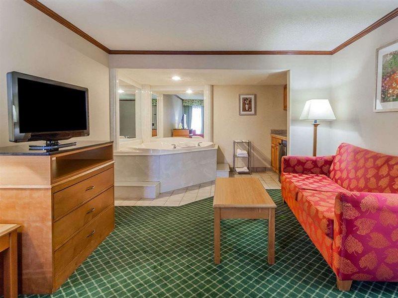 Days Inn & Suites By Wyndham Warren Εξωτερικό φωτογραφία