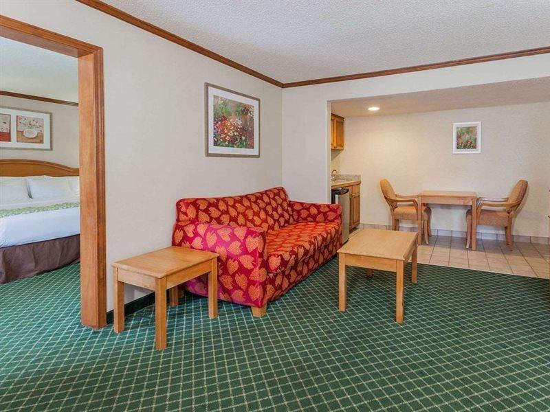 Days Inn & Suites By Wyndham Warren Εξωτερικό φωτογραφία