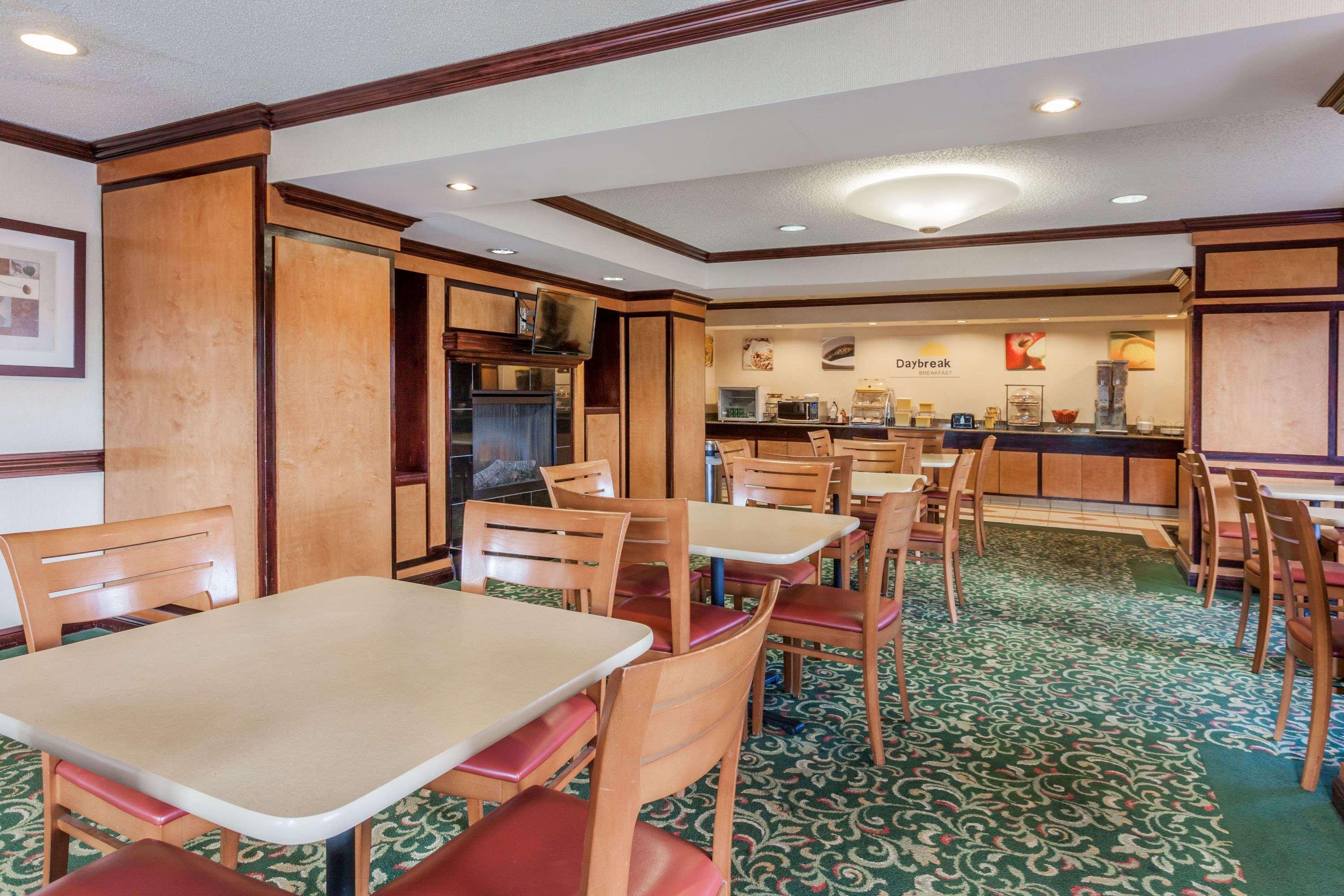 Days Inn & Suites By Wyndham Warren Εξωτερικό φωτογραφία
