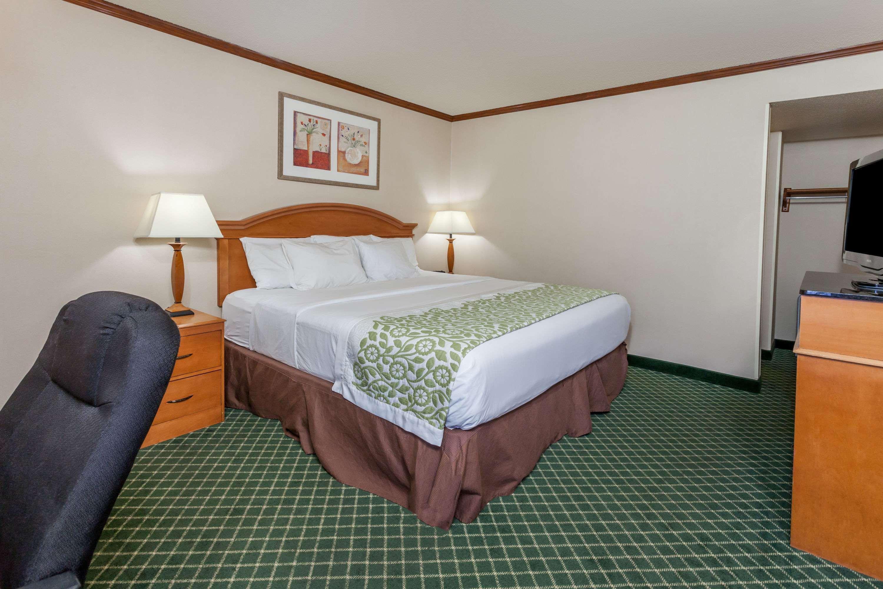 Days Inn & Suites By Wyndham Warren Εξωτερικό φωτογραφία