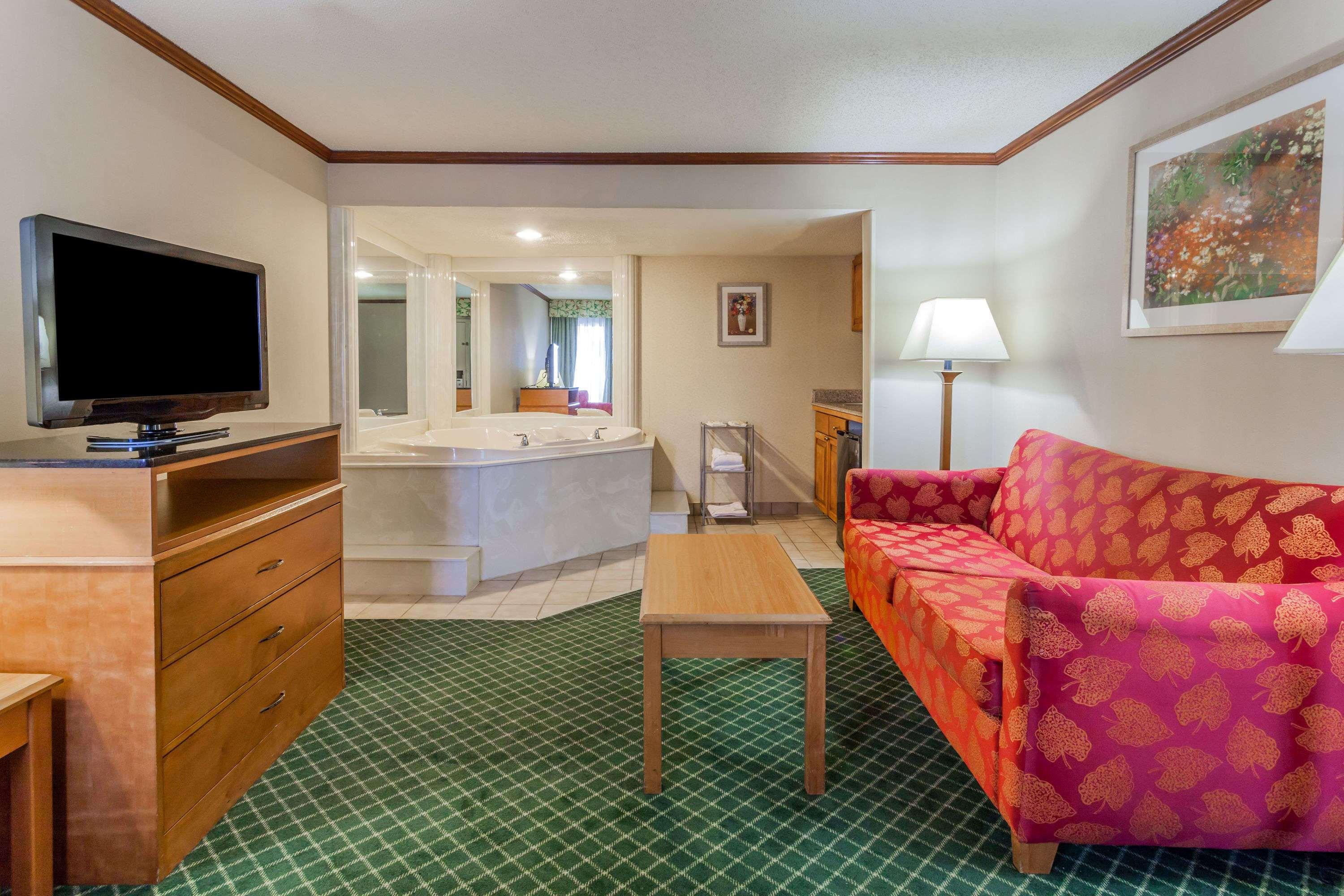 Days Inn & Suites By Wyndham Warren Εξωτερικό φωτογραφία