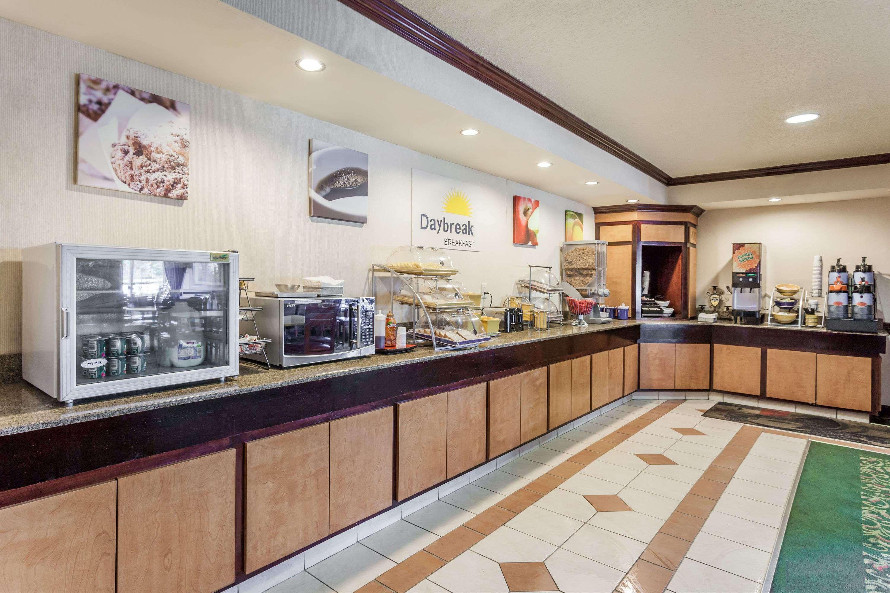 Days Inn & Suites By Wyndham Warren Εξωτερικό φωτογραφία