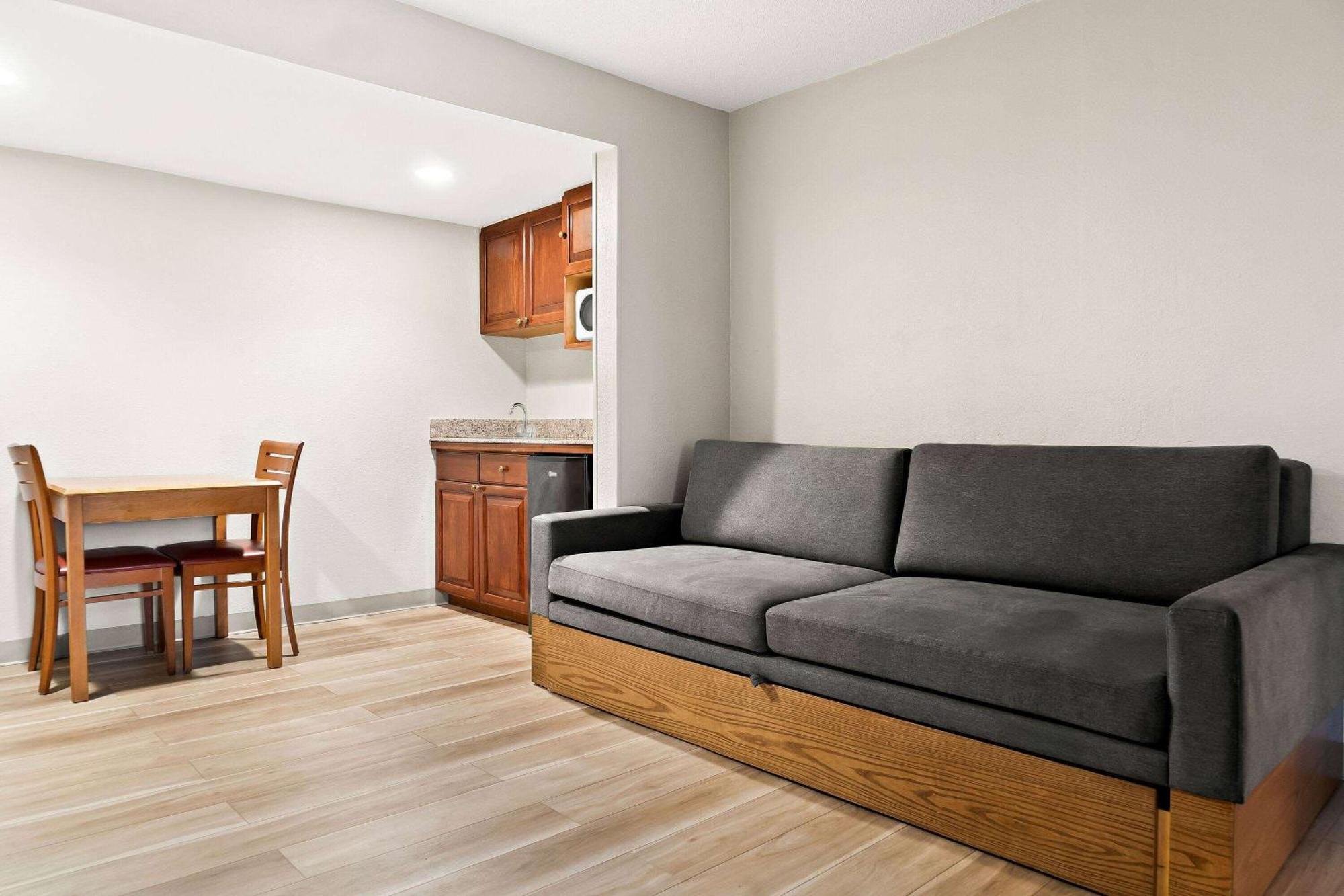 Days Inn & Suites By Wyndham Warren Εξωτερικό φωτογραφία