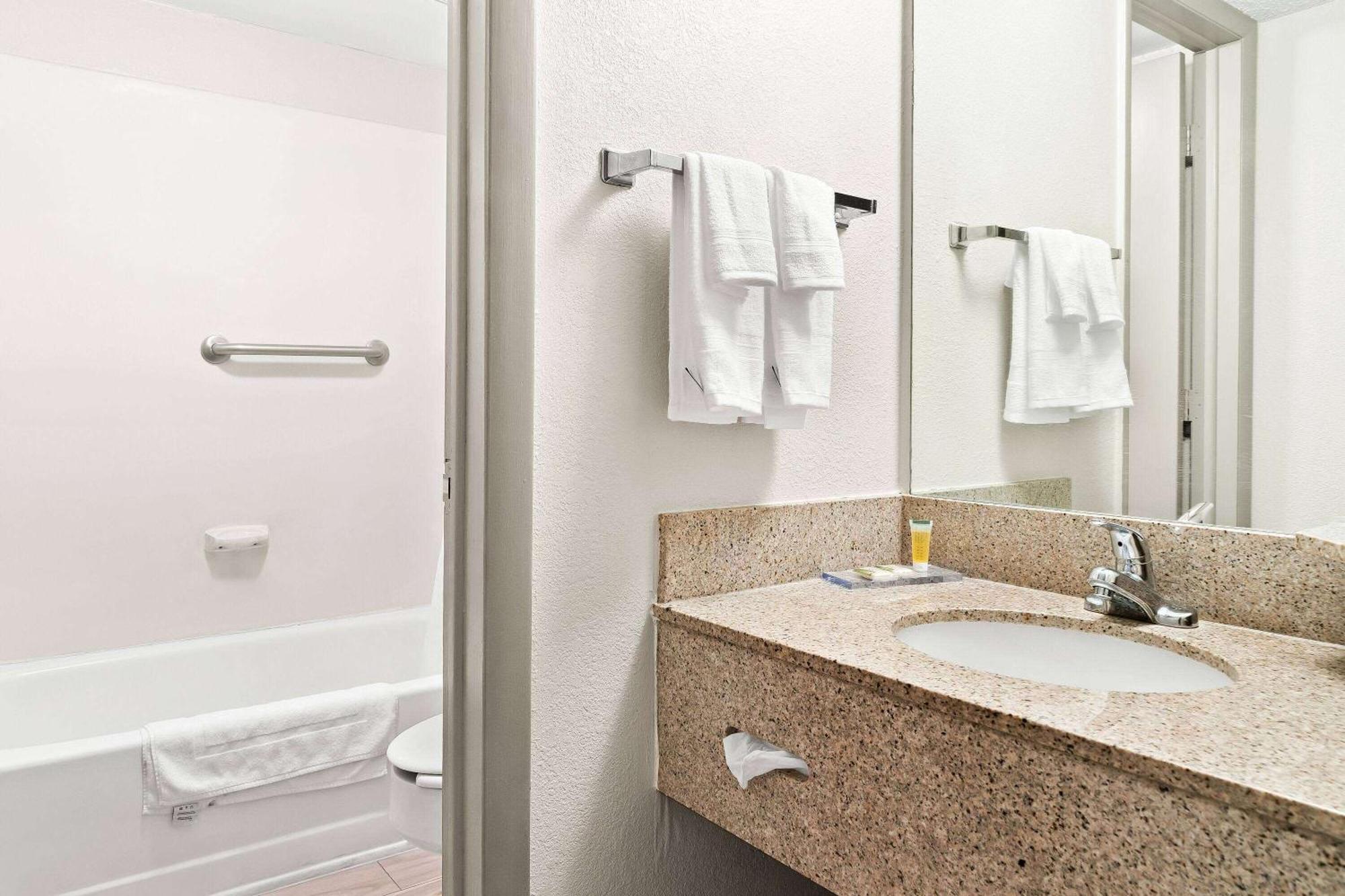 Days Inn & Suites By Wyndham Warren Εξωτερικό φωτογραφία