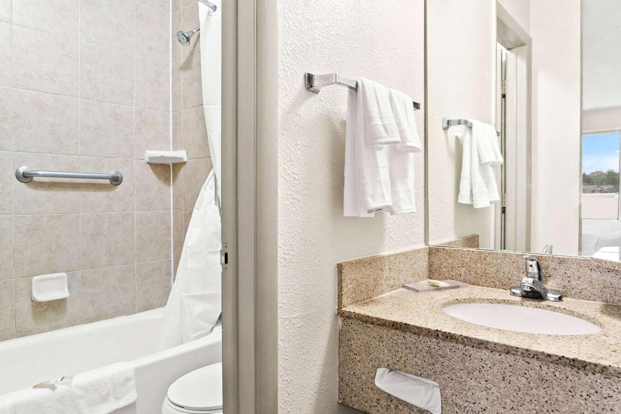 Days Inn & Suites By Wyndham Warren Εξωτερικό φωτογραφία