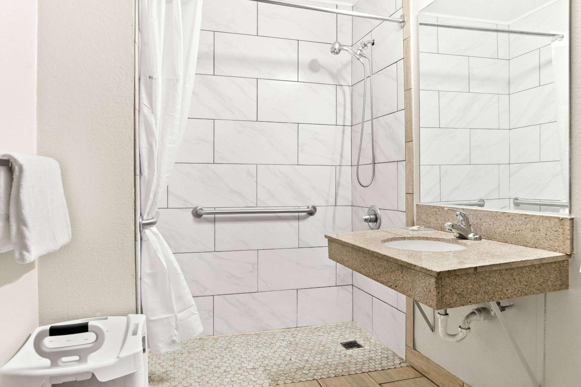 Days Inn & Suites By Wyndham Warren Εξωτερικό φωτογραφία